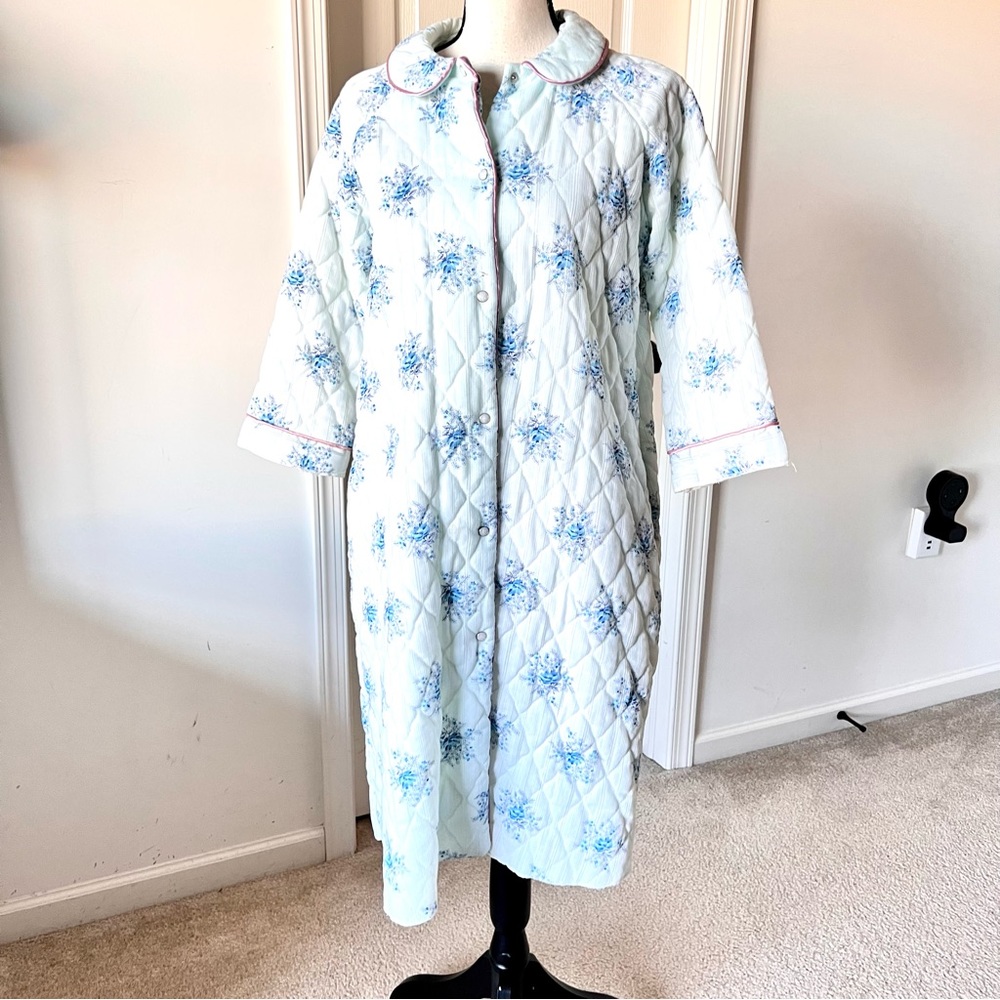 Vintage DEE JAY Light Blue Quilted Floral Housecoat Robe—SZ. Medium